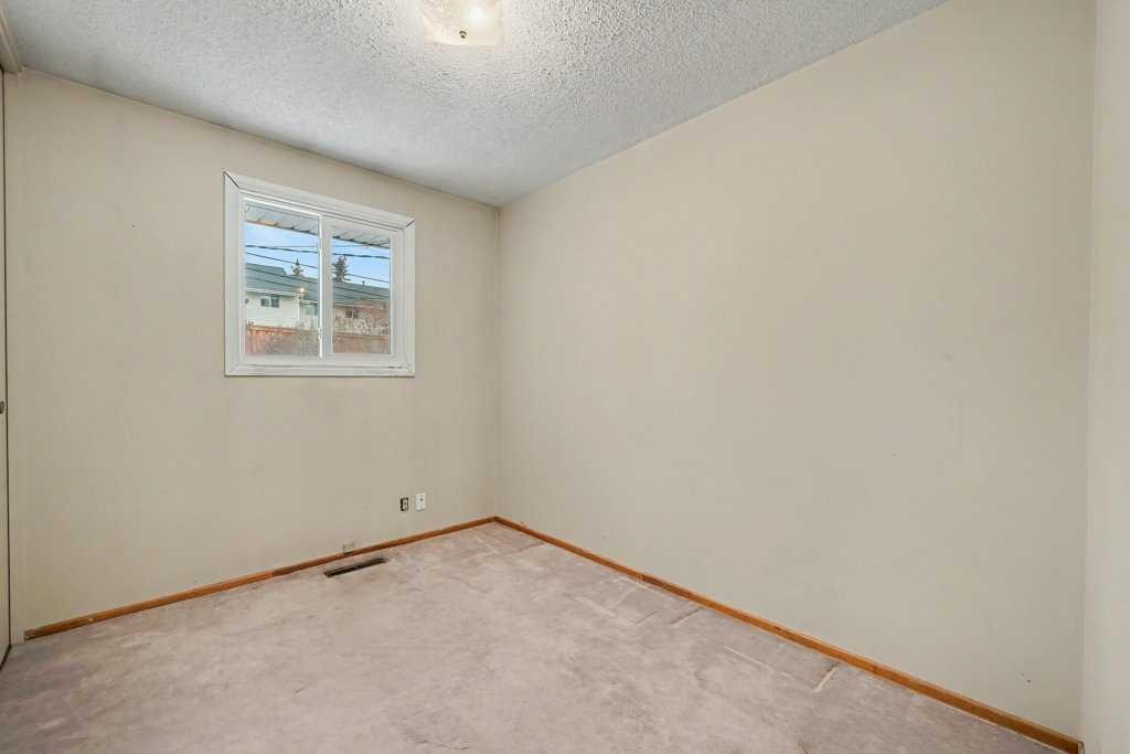 200 Van Horne Crescent Ne, Calgary, AB - Indoor Photo Showing Other Room