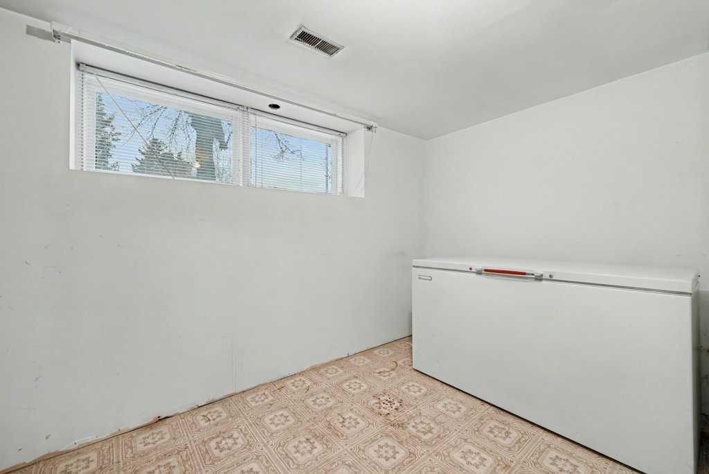 200 Van Horne Crescent Ne, Calgary, AB - Indoor