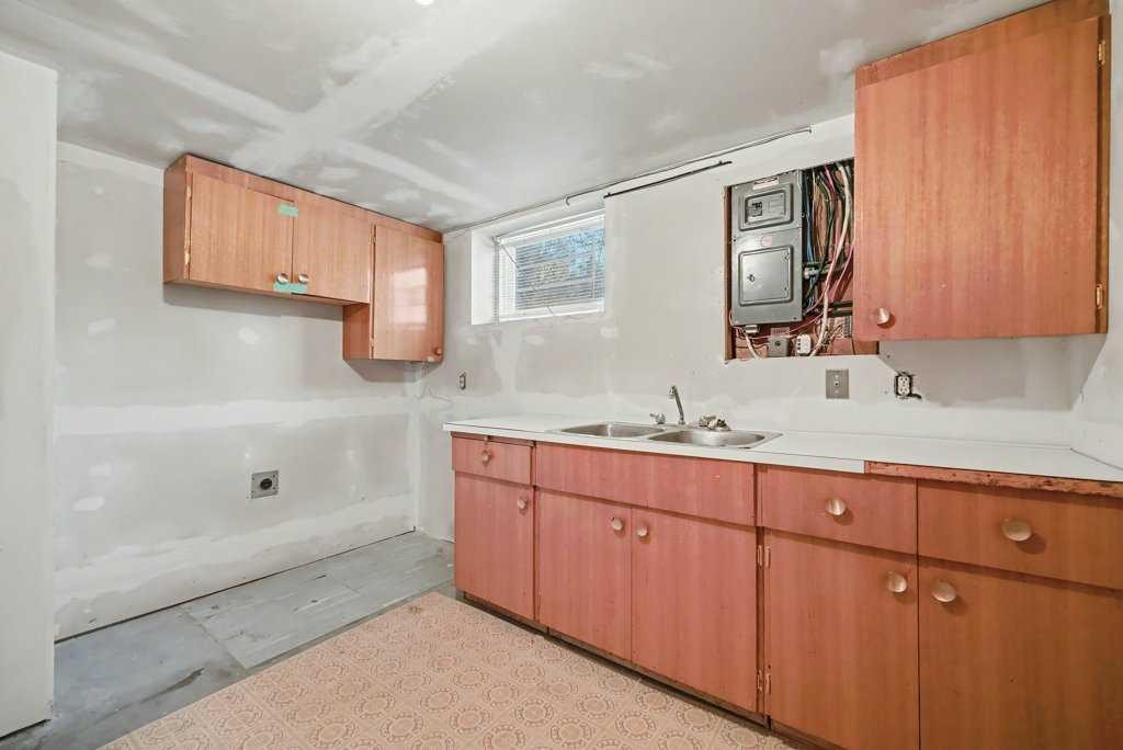 200 Van Horne Crescent Ne, Calgary, AB - Indoor Photo Showing Kitchen With Double Sink