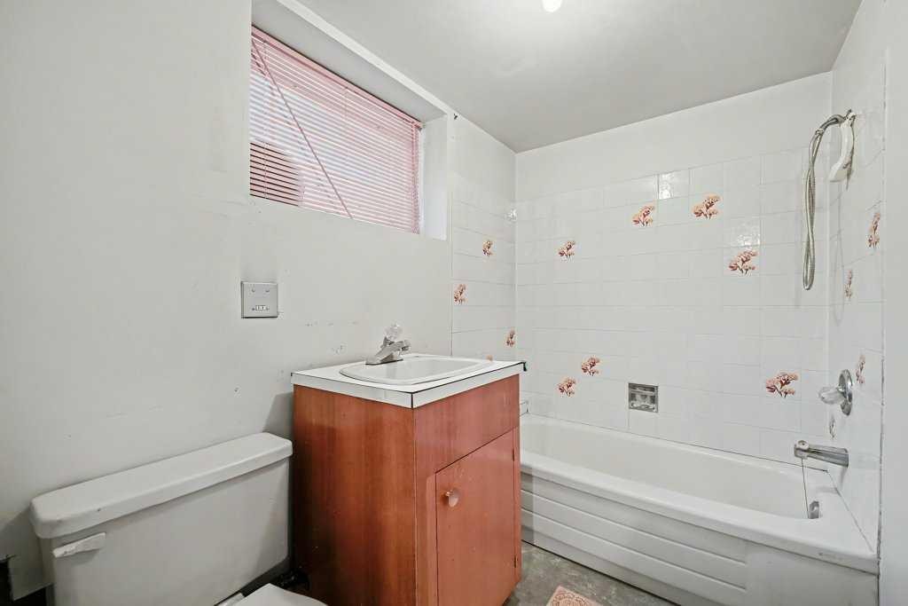 200 Van Horne Crescent Ne, Calgary, AB - Indoor Photo Showing Bathroom