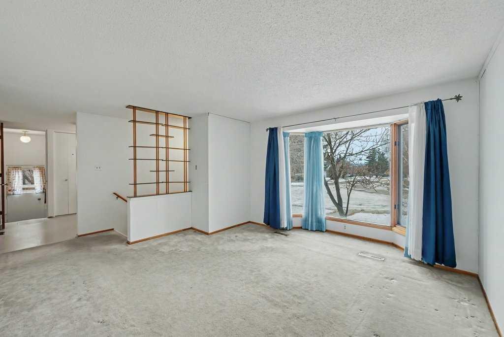 200 Van Horne Crescent Ne, Calgary, AB - Indoor Photo Showing Other Room