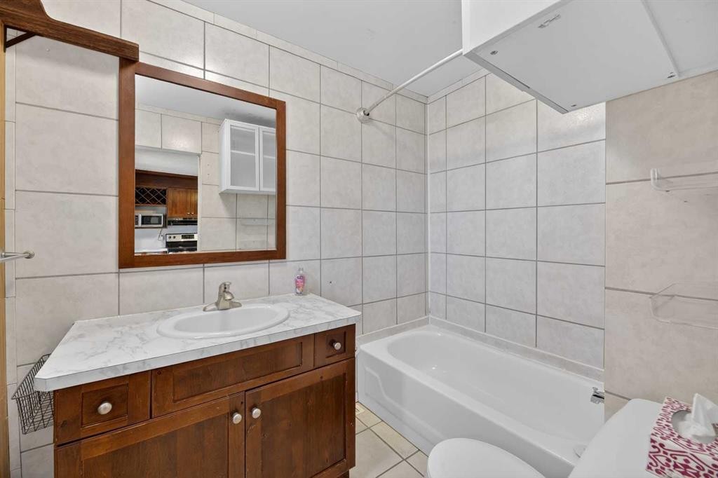 4806 49 Street, Olds, AB - Indoor Photo Showing Bathroom