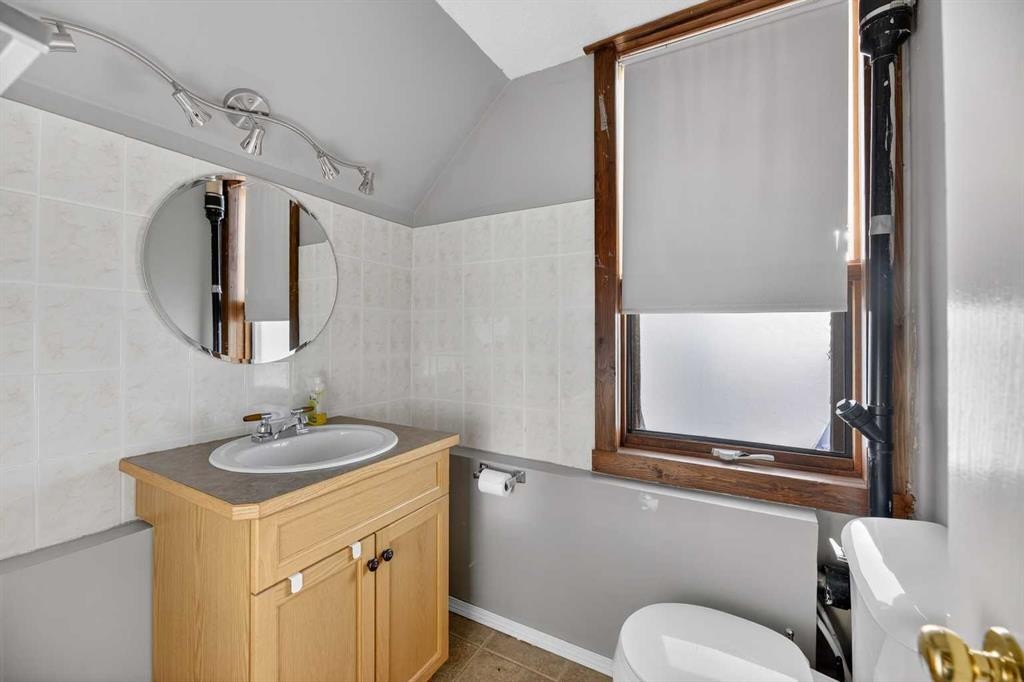 4806 49 Street, Olds, AB - Indoor Photo Showing Bathroom