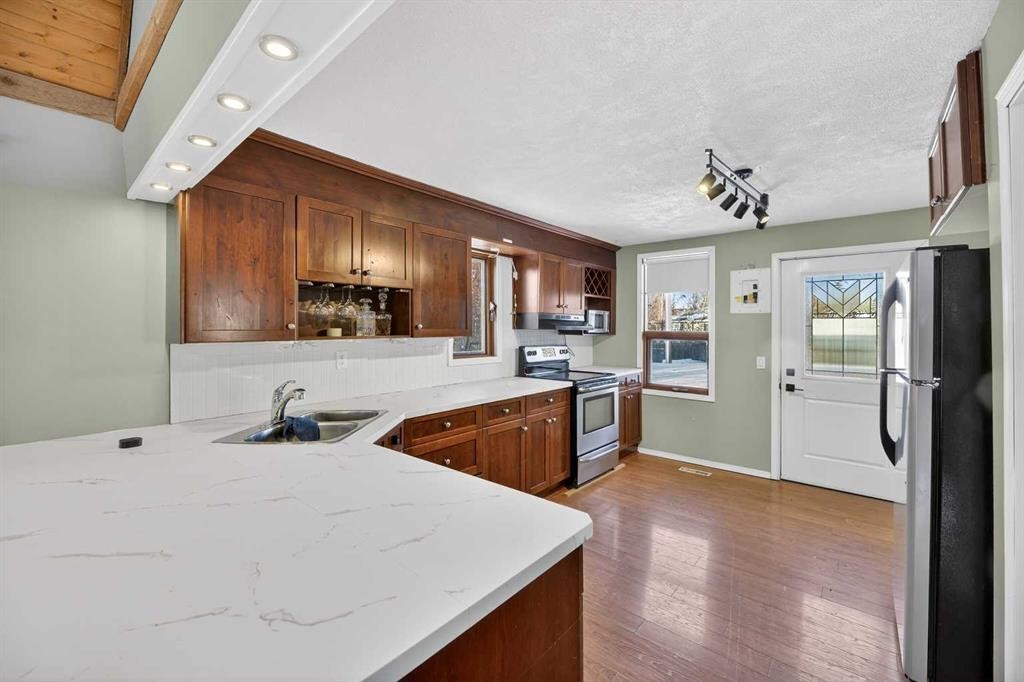 4806 49 Street, Olds, AB - Indoor Photo Showing Kitchen
