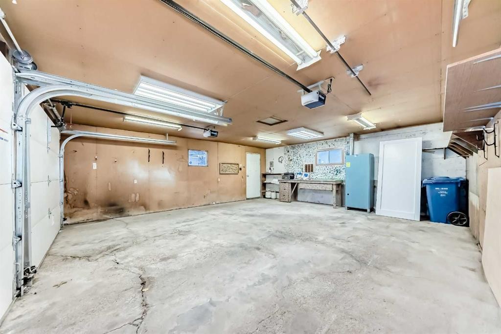 6791 Malvern Road Ne, Calgary, AB - Indoor Photo Showing Garage