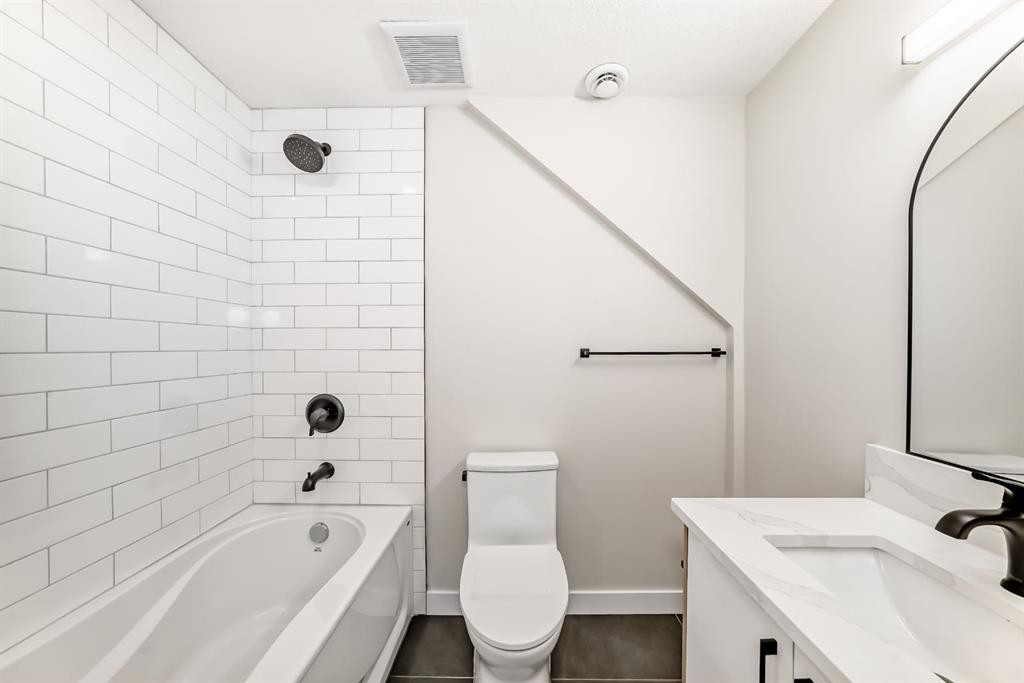 100 Beddington Circle Ne, Calgary, AB - Indoor Photo Showing Bathroom