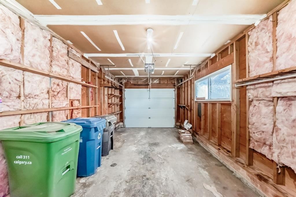 100 Beddington Circle Ne, Calgary, AB - Indoor Photo Showing Garage