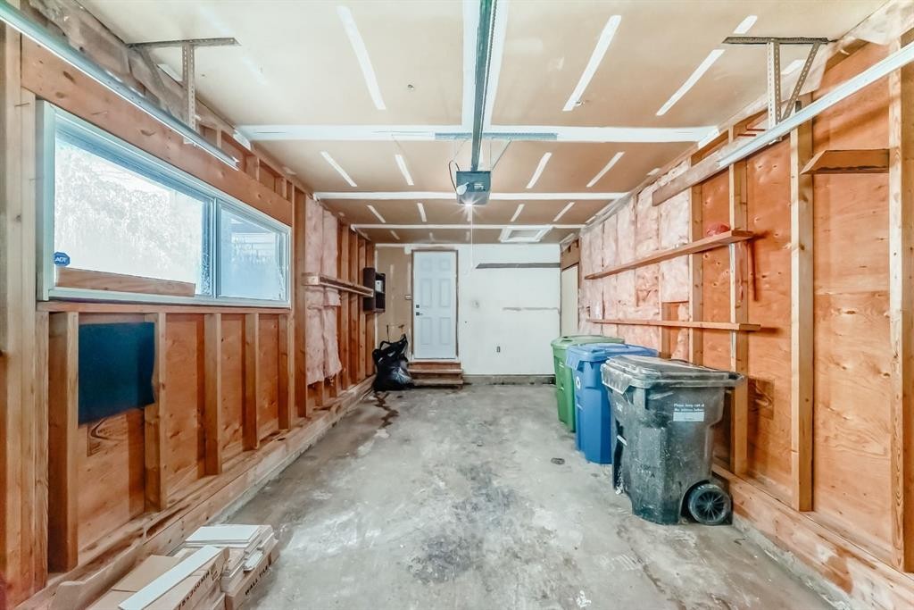 100 Beddington Circle Ne, Calgary, AB - Indoor Photo Showing Garage