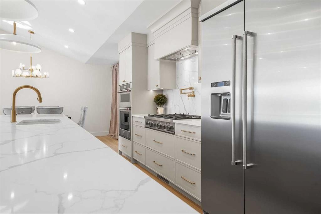 1016 Mapleglade Drive Se, Calgary, AB - Indoor Photo Showing Kitchen