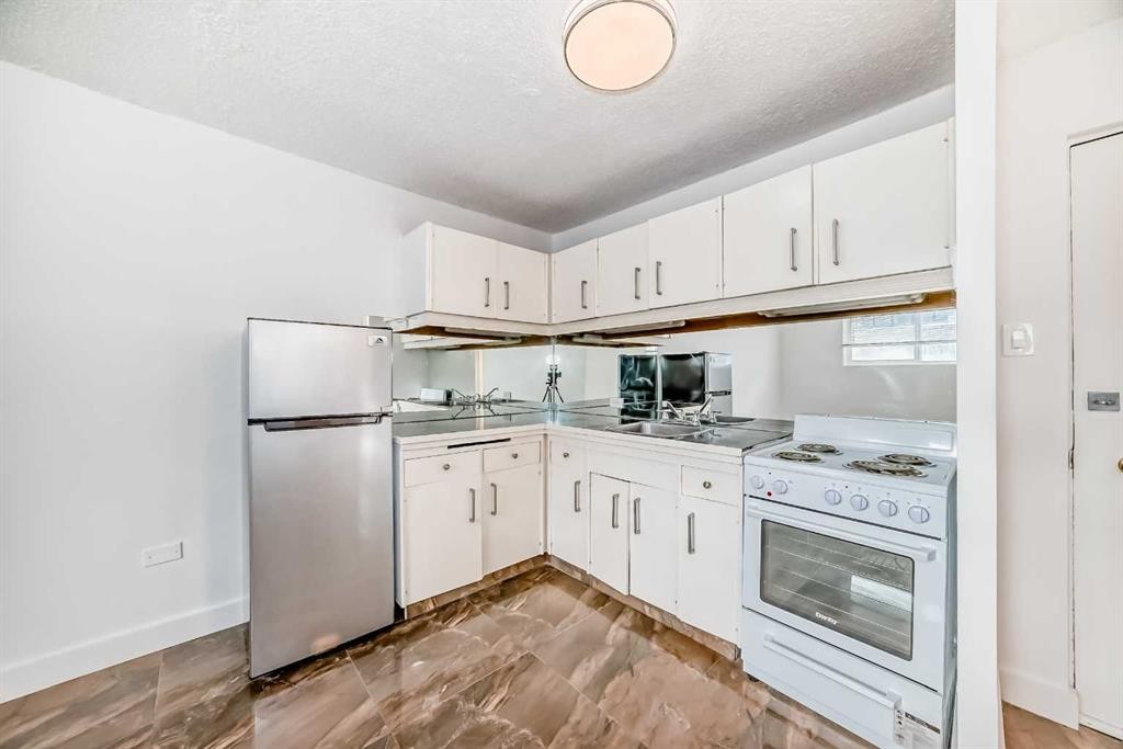102-316 1 Avenue Ne, Calgary, AB - Indoor Photo Showing Kitchen