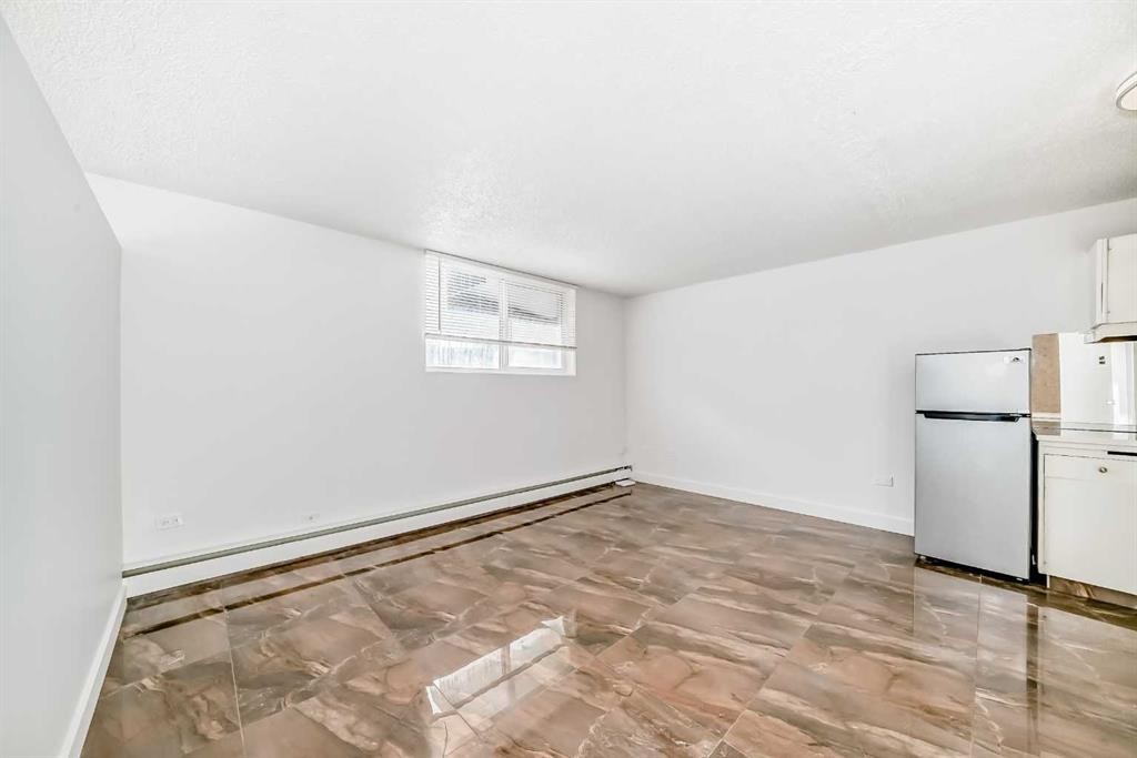 102-316 1 Avenue Ne, Calgary, AB - Indoor Photo Showing Kitchen
