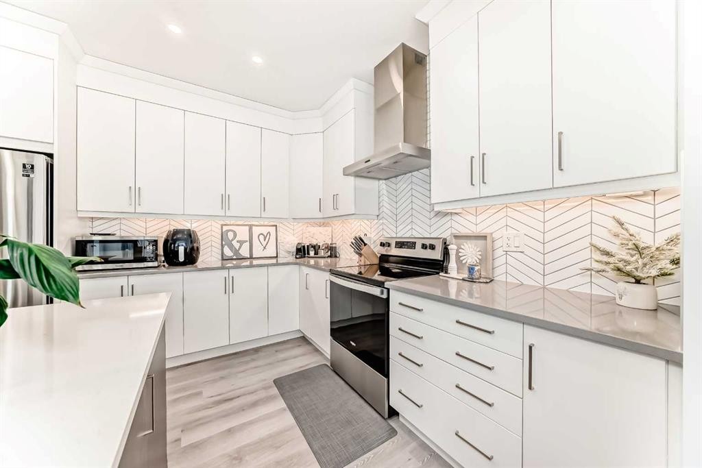 257 Carrington Way Nw, Calgary, AB - Indoor Photo Showing Kitchen With Upgraded Kitchen
