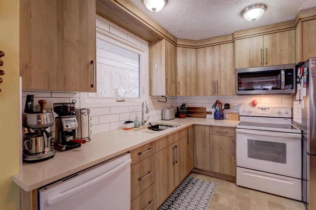 136 Templeby Place Ne, Calgary, AB - Indoor Photo Showing Kitchen