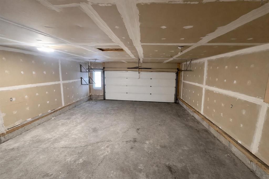 119 Country Hills Heights Nw, Calgary, AB - Indoor Photo Showing Garage