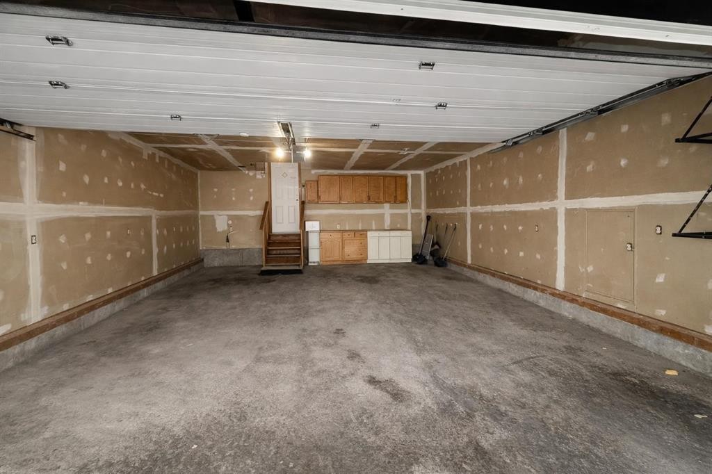 119 Country Hills Heights Nw, Calgary, AB - Indoor Photo Showing Garage