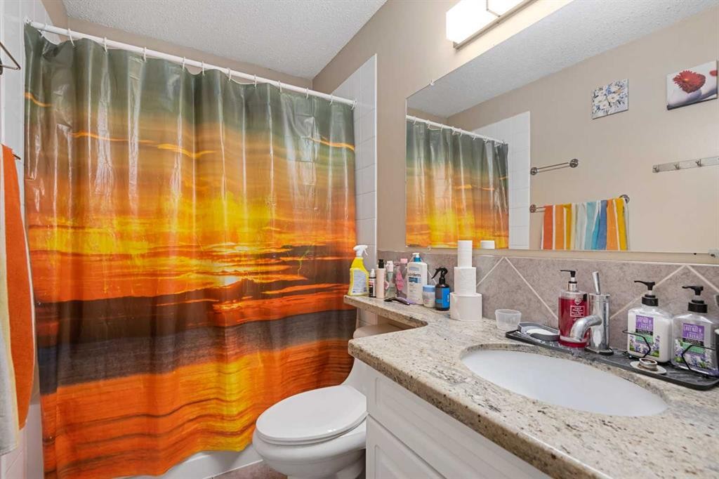 268 Madeira Place Ne, Calgary, AB - Indoor Photo Showing Bathroom