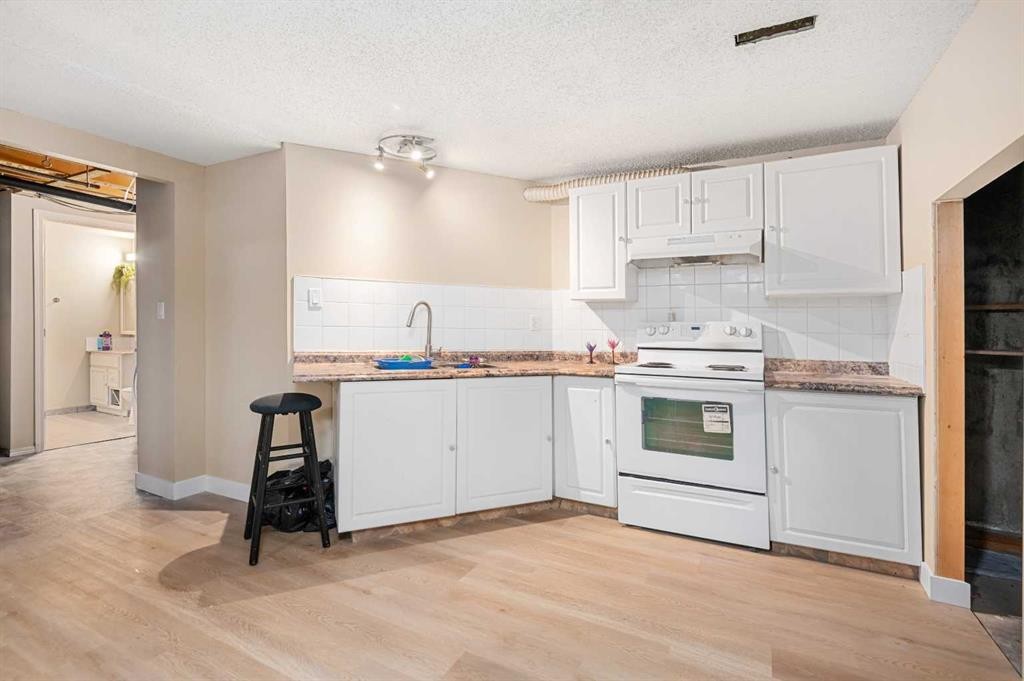 268 Madeira Place Ne, Calgary, AB - Indoor Photo Showing Kitchen