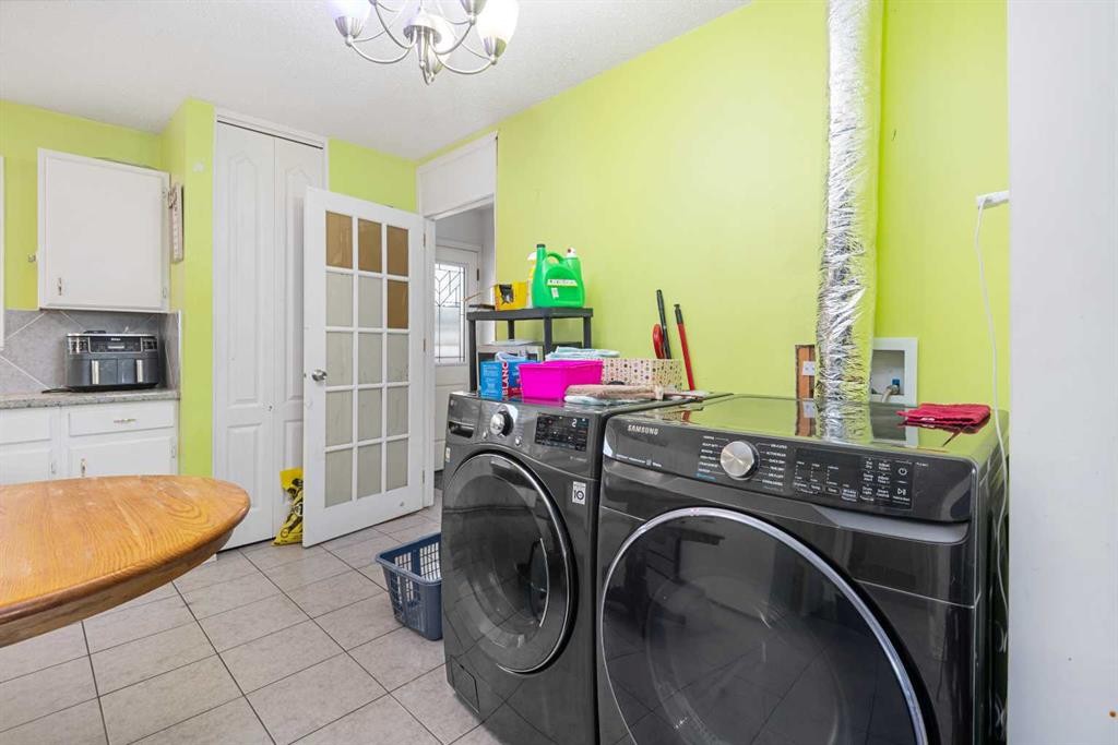 268 Madeira Place Ne, Calgary, AB - Indoor Photo Showing Laundry Room