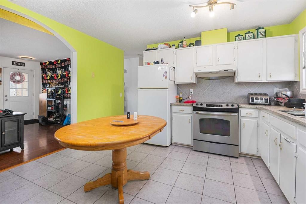 268 Madeira Place Ne, Calgary, AB - Indoor Photo Showing Kitchen