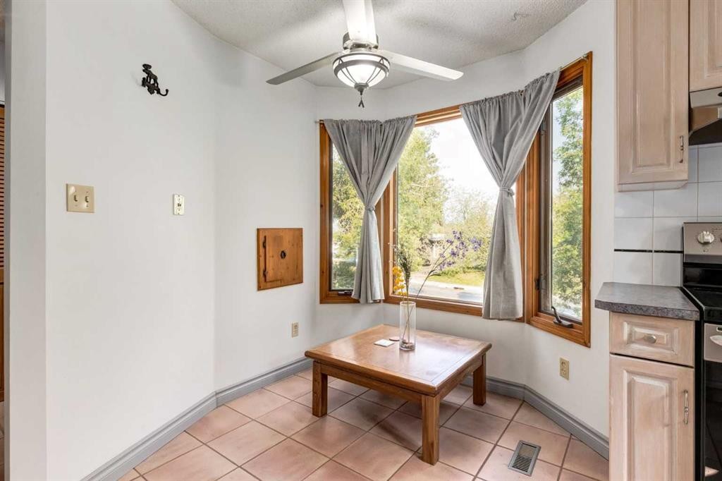 7103 Hunterwood Road Nw, Calgary, AB - Indoor Photo Showing Other Room