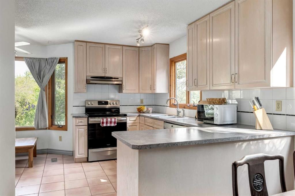 7103 Hunterwood Road Nw, Calgary, AB - Indoor Photo Showing Kitchen With Double Sink