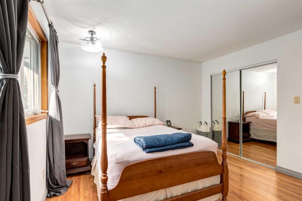 7103 Hunterwood Road Nw, Calgary, AB - Indoor Photo Showing Bedroom