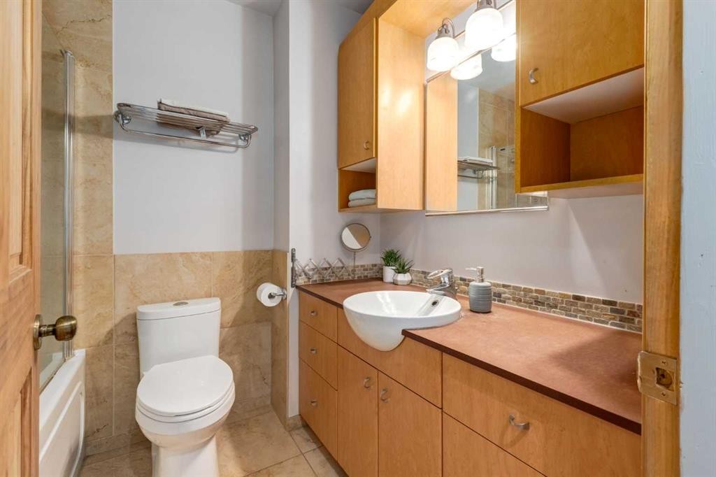 7103 Hunterwood Road Nw, Calgary, AB - Indoor Photo Showing Bathroom