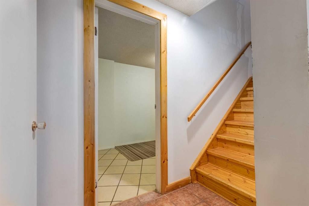 7103 Hunterwood Road Nw, Calgary, AB - Indoor Photo Showing Other Room