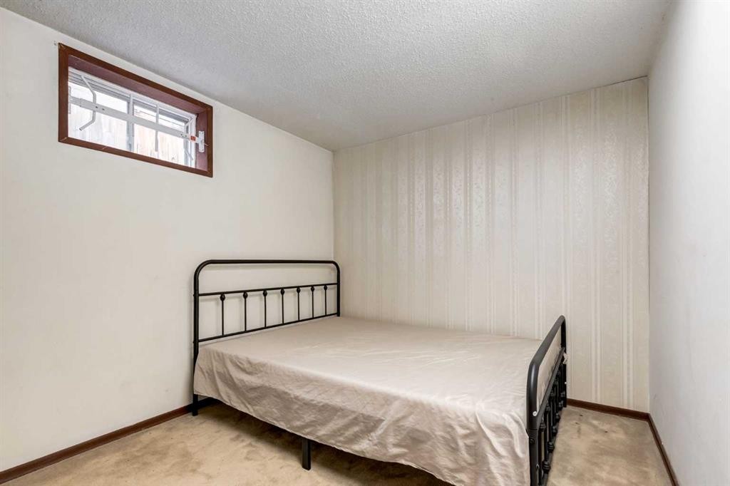 7103 Hunterwood Road Nw, Calgary, AB - Indoor Photo Showing Bedroom