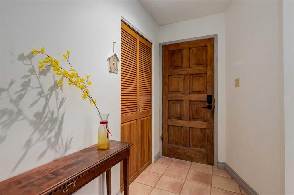 7103 Hunterwood Road Nw, Calgary, AB - Indoor Photo Showing Other Room