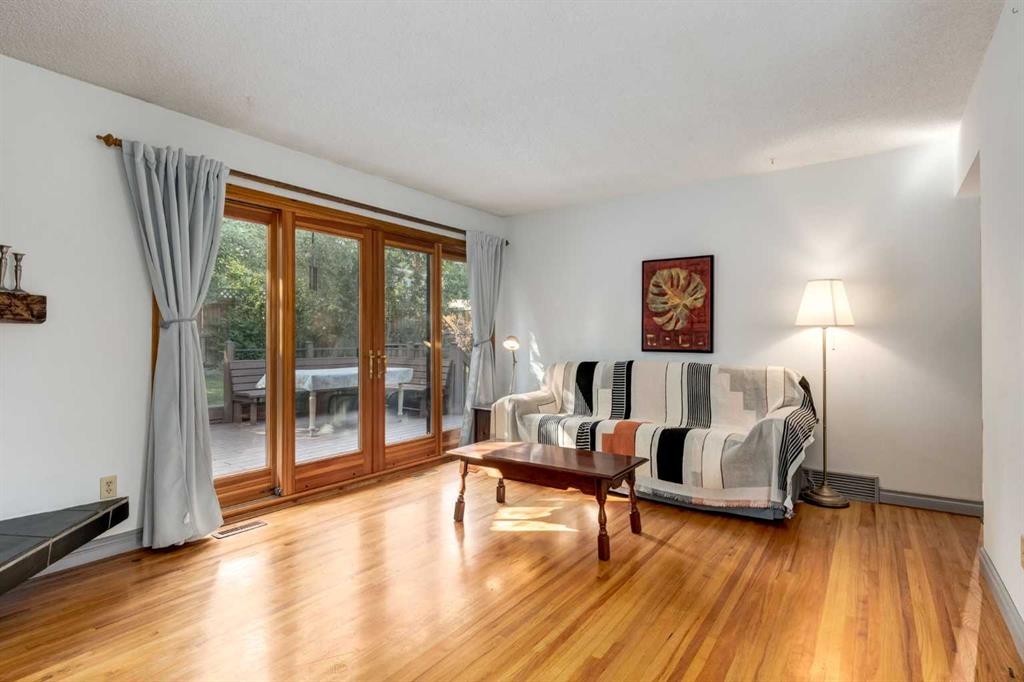 7103 Hunterwood Road Nw, Calgary, AB - Indoor Photo Showing Living Room