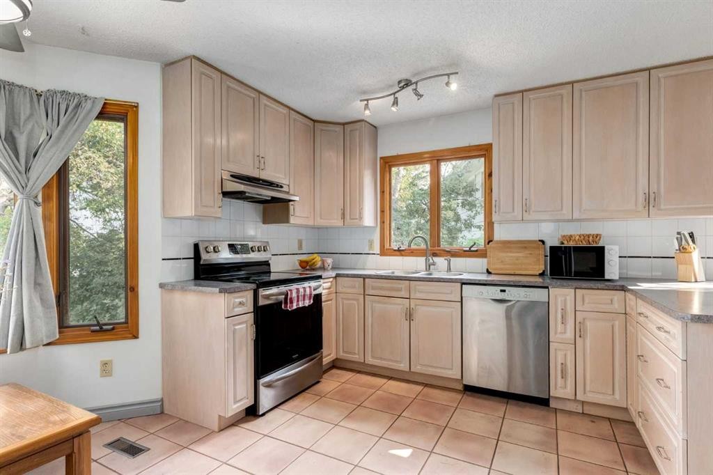 7103 Hunterwood Road Nw, Calgary, AB - Indoor Photo Showing Kitchen