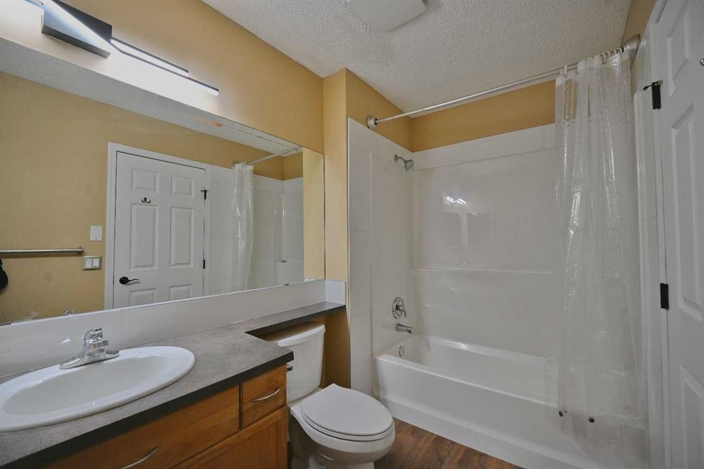 68 Covepark Close Ne, Calgary, AB - Indoor Photo Showing Bathroom
