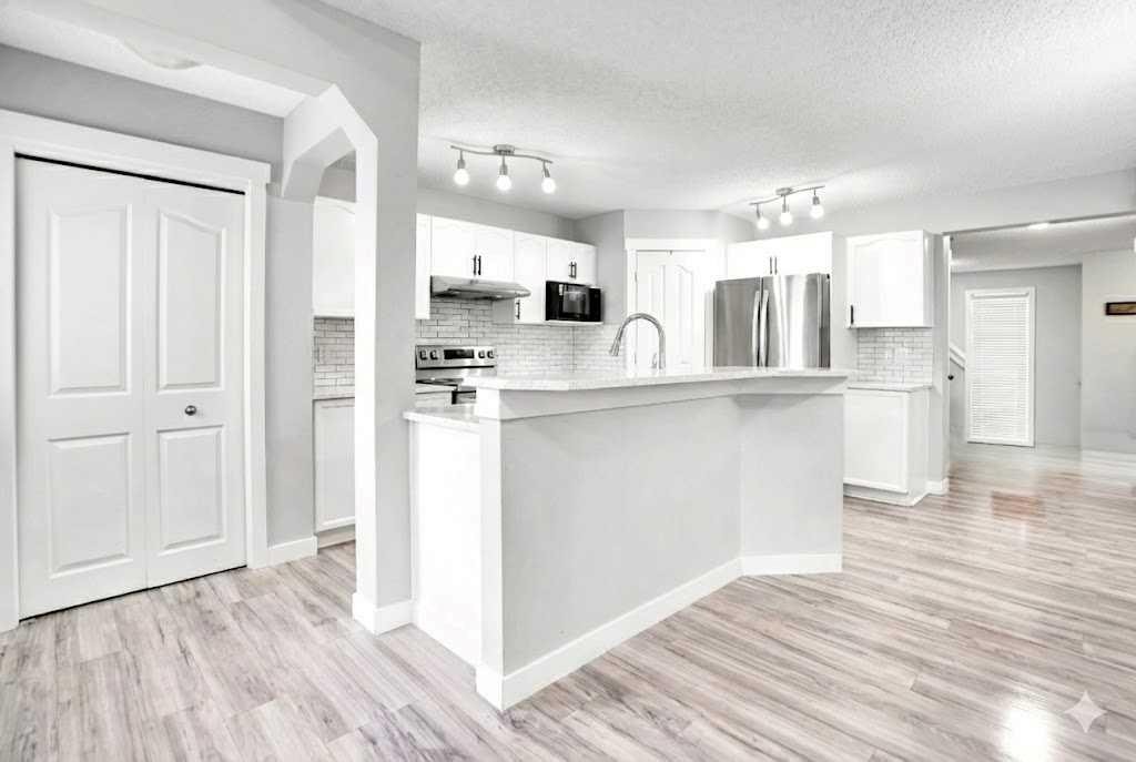 9214 Saddlebrook Drive Ne, Calgary, AB - Indoor Photo Showing Kitchen With Upgraded Kitchen