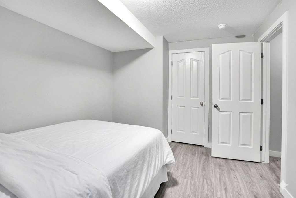 9214 Saddlebrook Drive Ne, Calgary, AB - Indoor Photo Showing Bedroom
