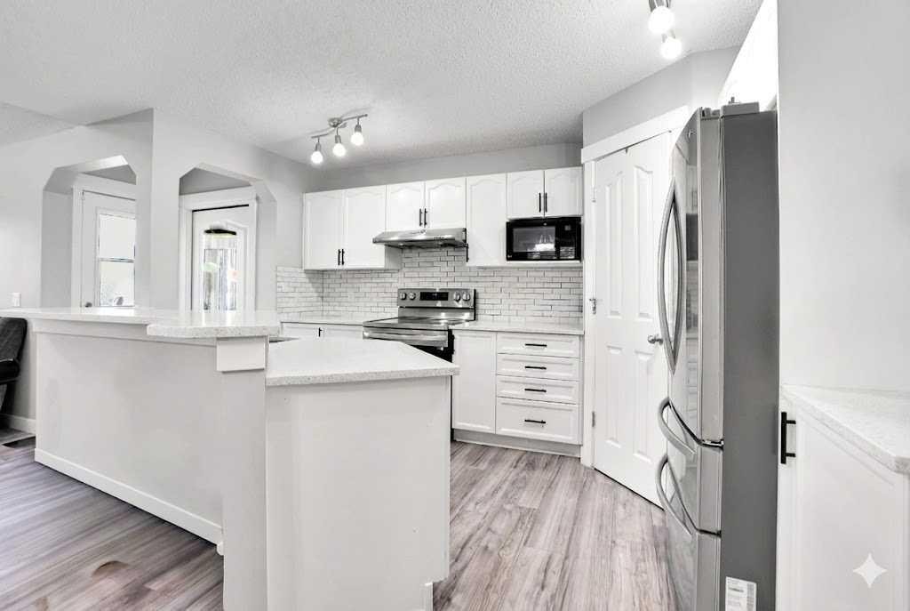 9214 Saddlebrook Drive Ne, Calgary, AB - Indoor Photo Showing Kitchen With Upgraded Kitchen