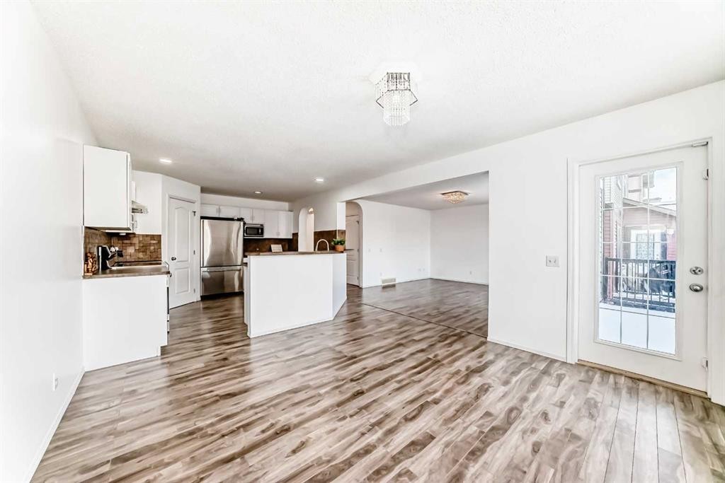 120 Springmere Grove, Chestermere, AB - Indoor Photo Showing Kitchen