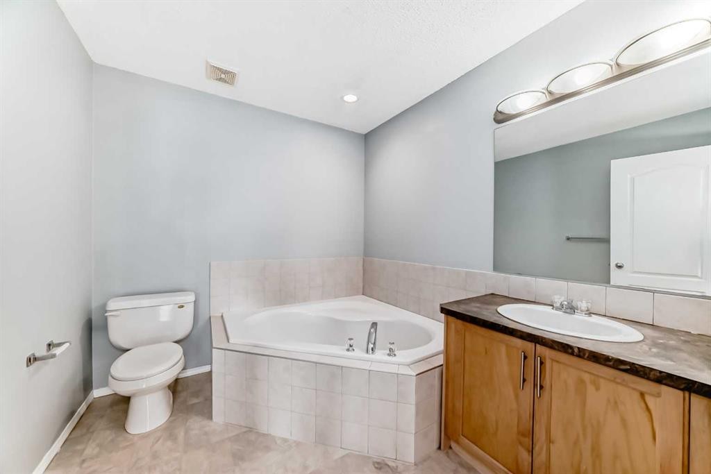 120 Springmere Grove, Chestermere, AB - Indoor Photo Showing Bathroom