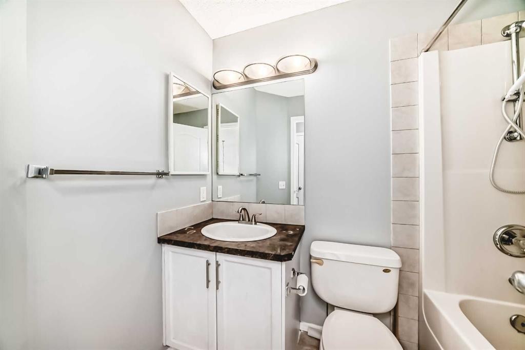 120 Springmere Grove, Chestermere, AB - Indoor Photo Showing Bathroom