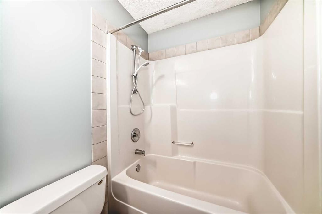 120 Springmere Grove, Chestermere, AB - Indoor Photo Showing Bathroom