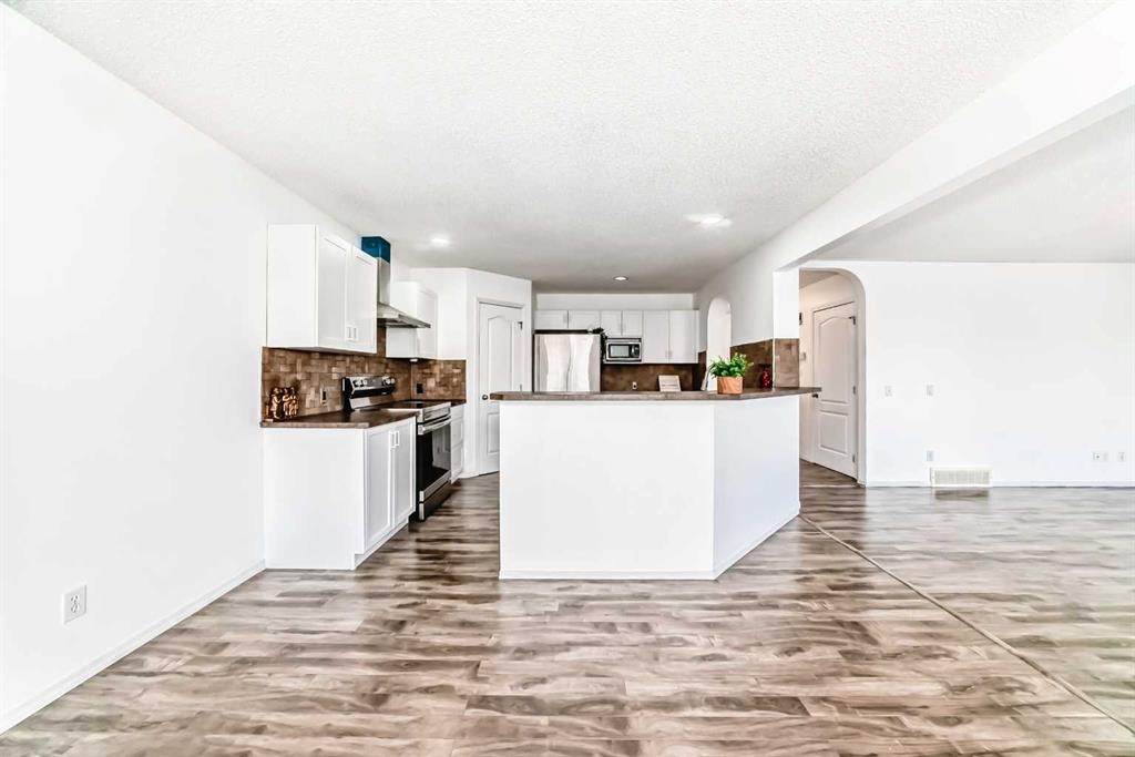 120 Springmere Grove, Chestermere, AB - Indoor Photo Showing Kitchen