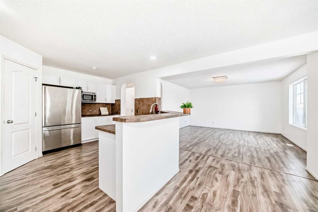 120 Springmere Grove, Chestermere, AB - Indoor Photo Showing Kitchen