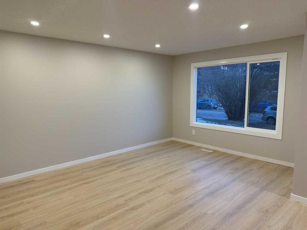 3215 Doverville Crescent Se, Calgary, AB - Indoor Photo Showing Other Room