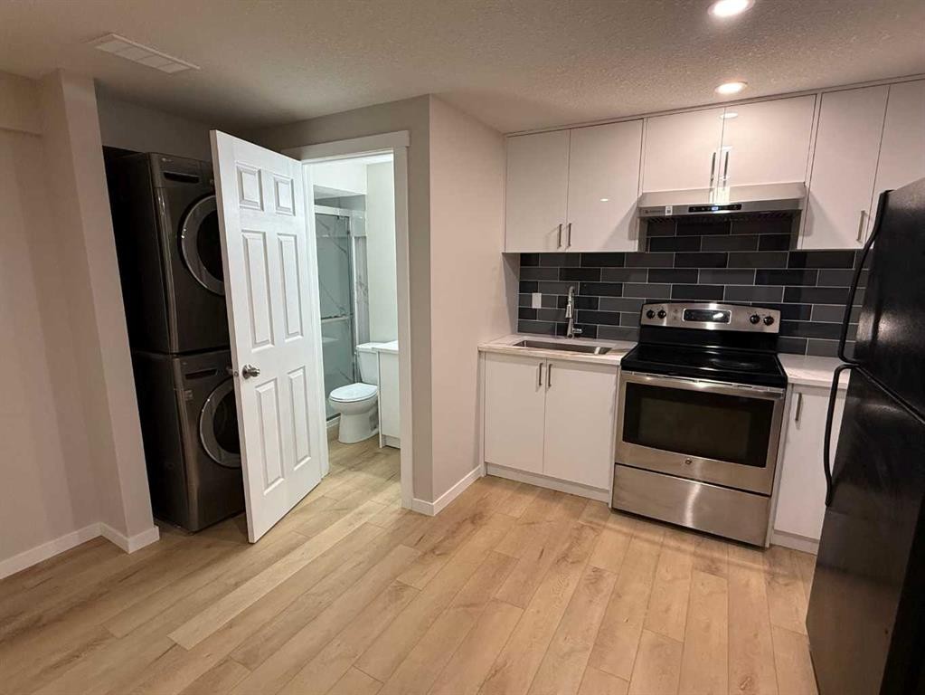3215 Doverville Crescent Se, Calgary, AB - Indoor Photo Showing Kitchen