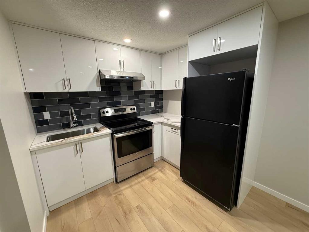 3215 Doverville Crescent Se, Calgary, AB - Indoor Photo Showing Kitchen