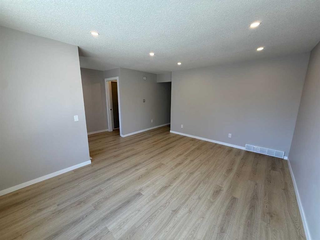 3215 Doverville Crescent Se, Calgary, AB - Indoor Photo Showing Other Room