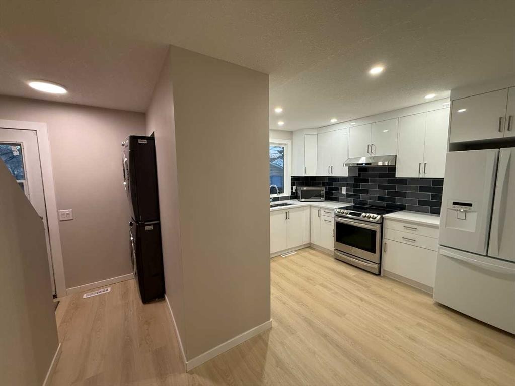 3215 Doverville Crescent Se, Calgary, AB - Indoor Photo Showing Kitchen