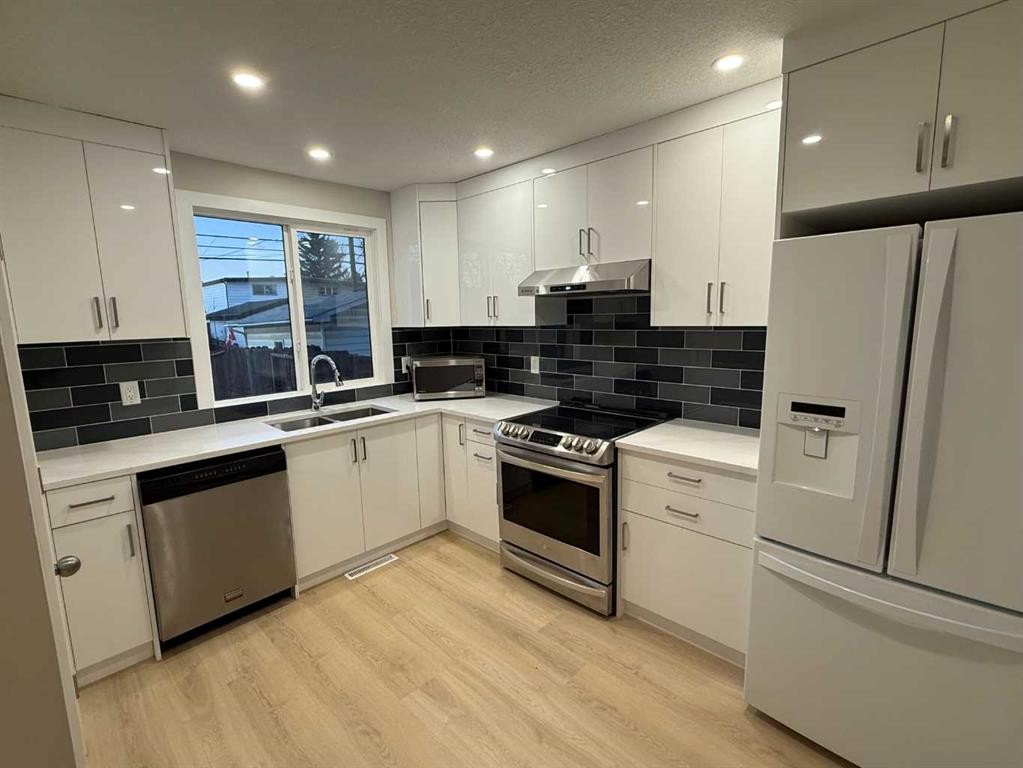 3215 Doverville Crescent Se, Calgary, AB - Indoor Photo Showing Kitchen With Double Sink