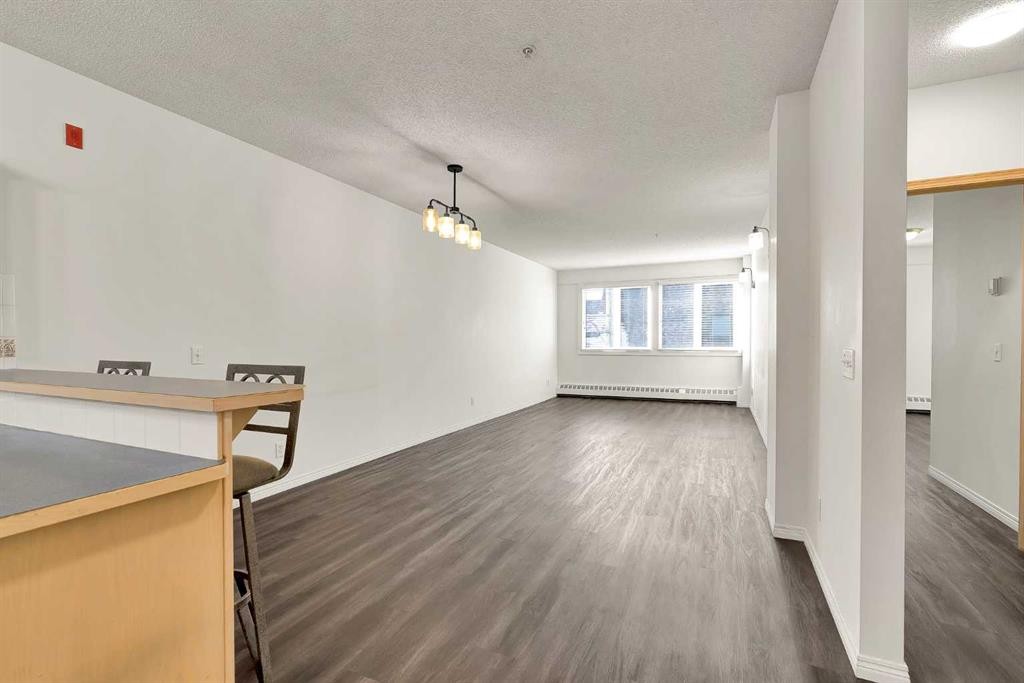 210-103 10 Avenue Nw, Calgary, AB - Indoor Photo Showing Other Room