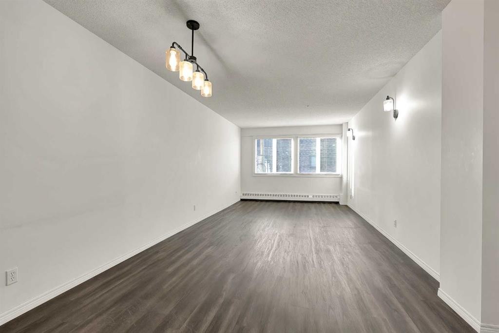 210-103 10 Avenue Nw, Calgary, AB - Indoor Photo Showing Other Room
